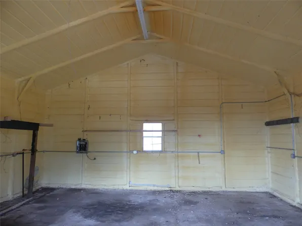 106 Center Ct, Springtown, TX 76082