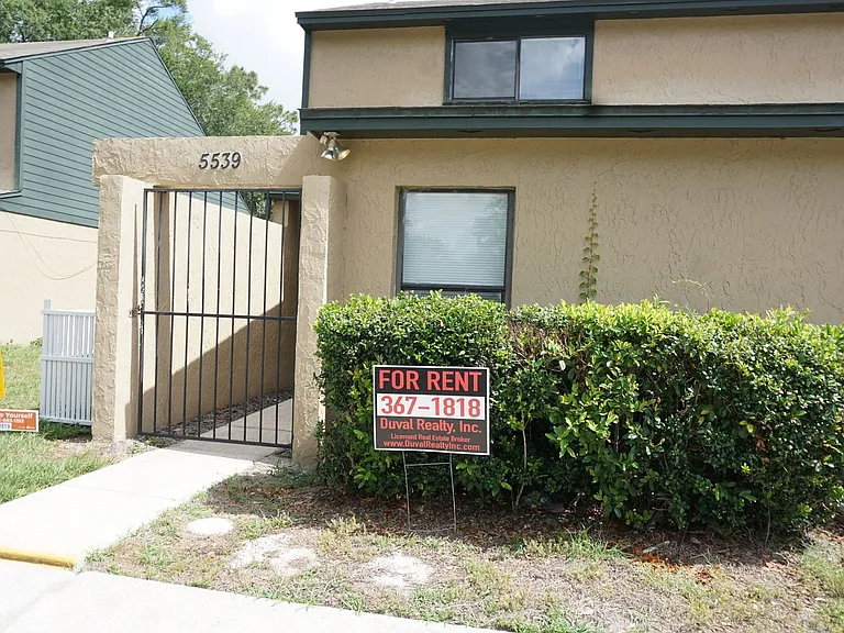 5539 Pinebay Cir N — Photo 1