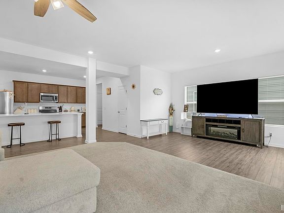 3rd image of 912 Highland Springs Ln