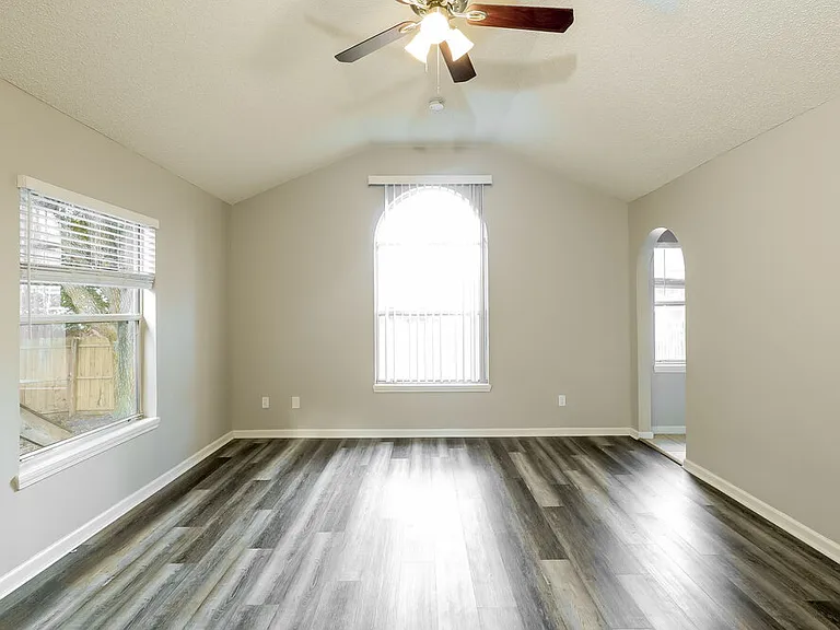 1126 E Brookwood Bluff Rd — Photo 10