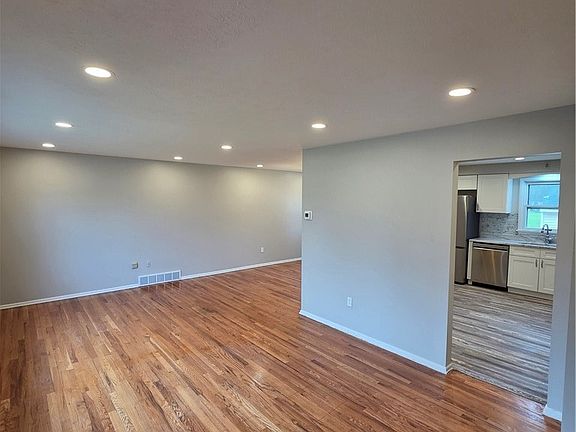 2nd image of 35821 Meyer Ave