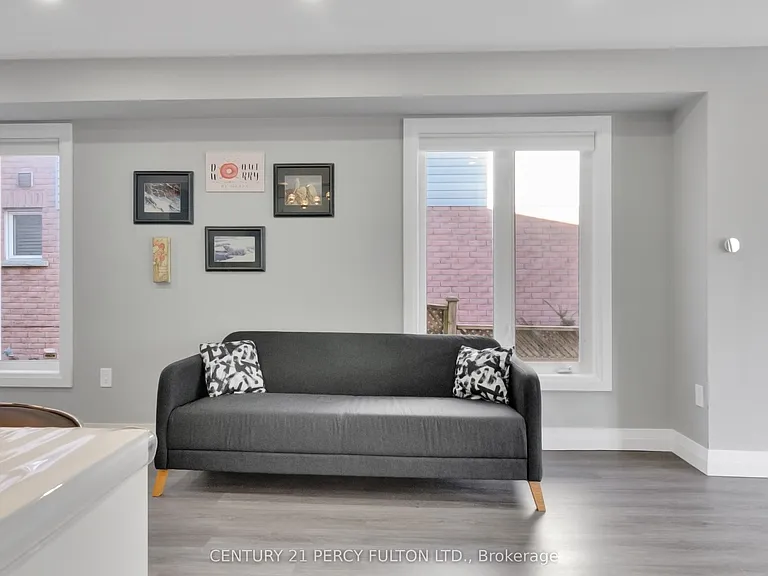 19 Odessa Cres — Photo 11
