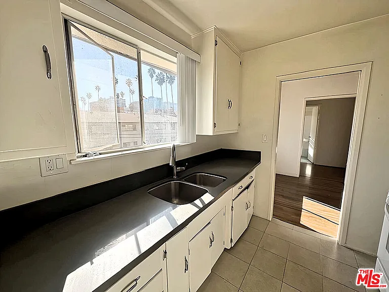 470 S Mariposa Ave #16 — Photo 6