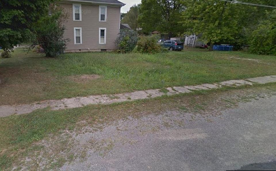 2nd image of 300 Plumvalley St