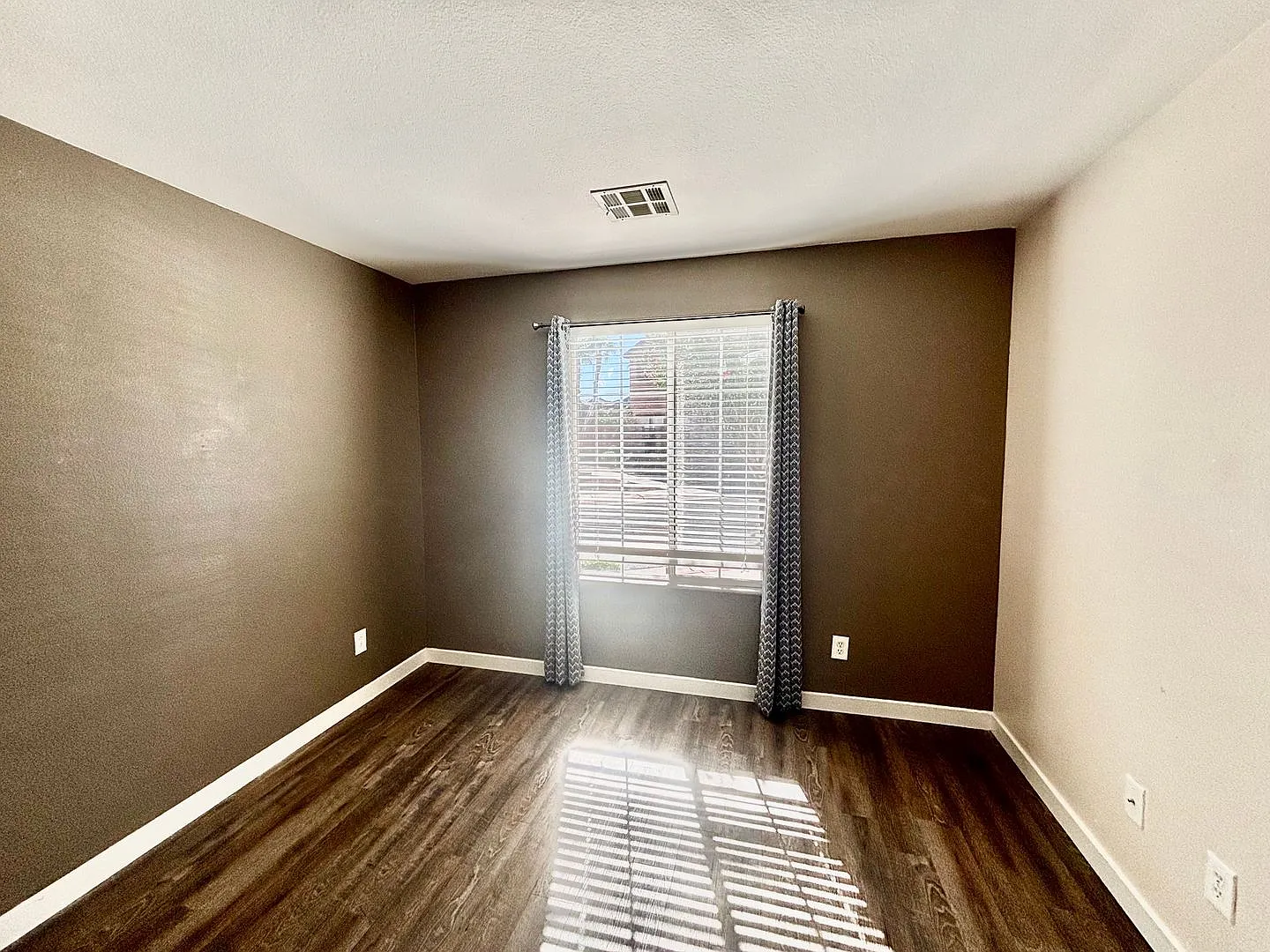 Spacious 3 Bedroom Home in Gated Community! — Photo 4