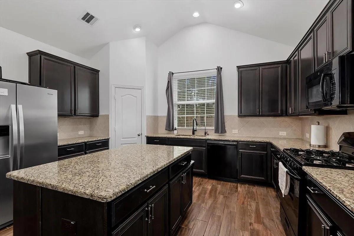 4 bed, 3.5 bath, 2748 sqft, $2,850 — Photo 2