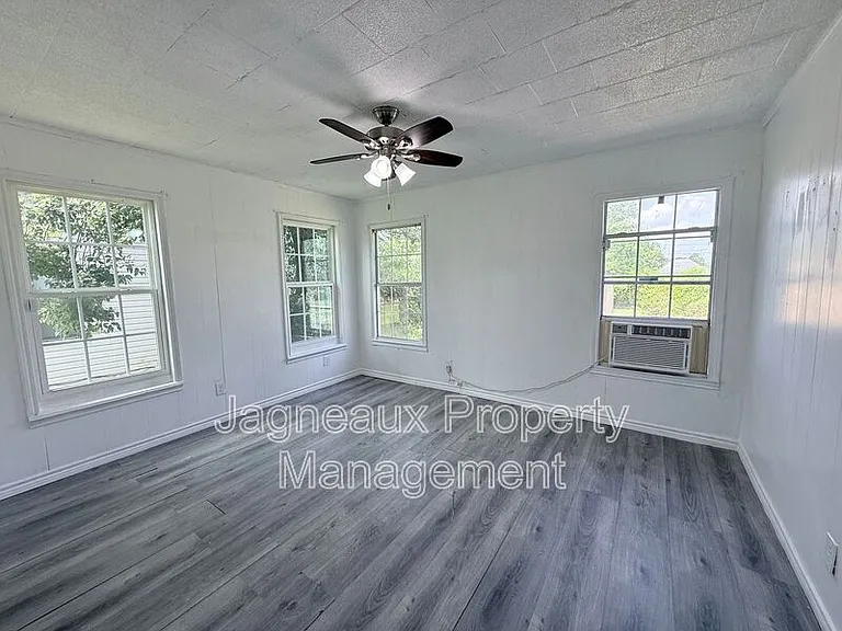 525 Magnolia St — Photo 3