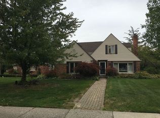 1376 Lochmoor Blvd, Grosse Pointe Woods, MI 48236