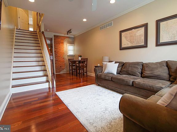 3rd image of 875 N Myrtlewood St