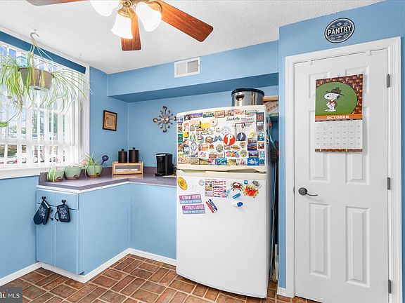 5th image of 3028 Fairdale Rd