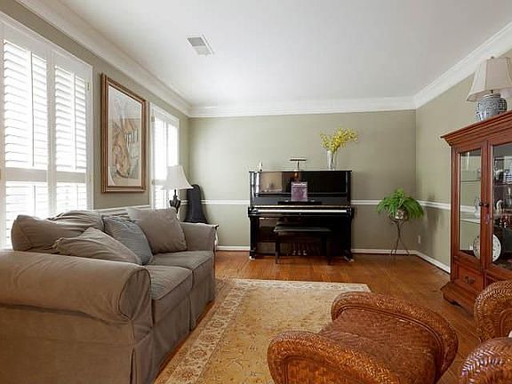 2nd image of 1467 Logan Cir