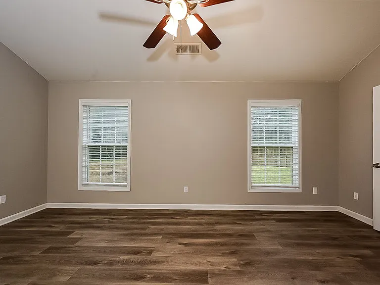 421 Eglington Trl — Photo 9