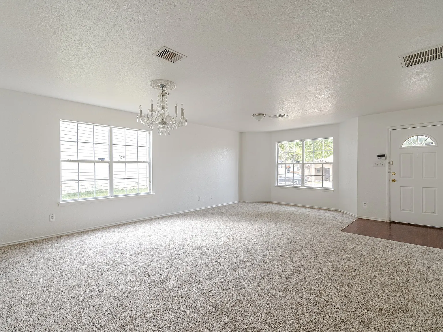 4 bed, 2278 sqft, $1,895 — Photo 2