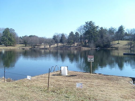 3rd image of 4212 Lake Dr SW