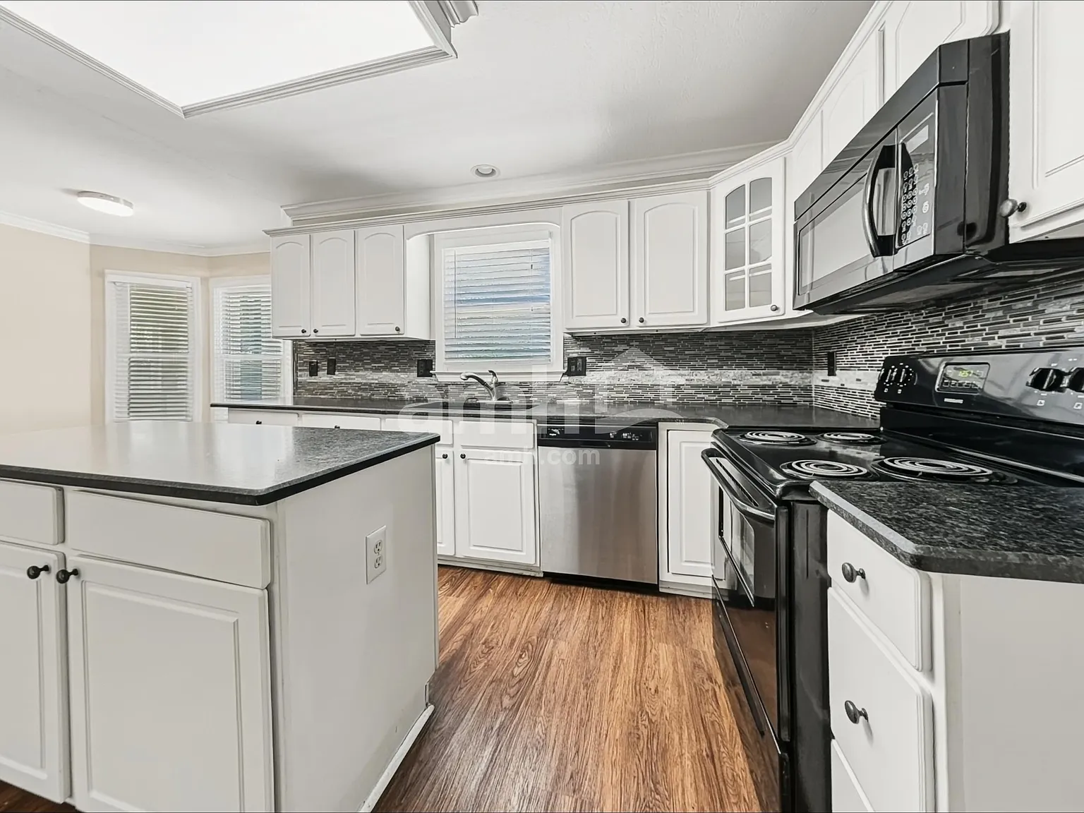 3 bed, 2.5 bath, 2103 sqft, $2,935 — Photo 3