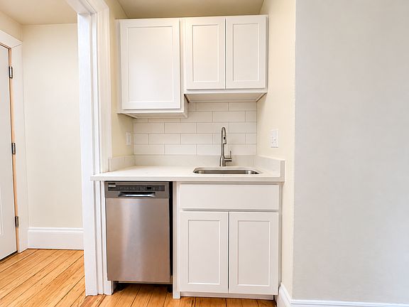 3rd image of 109 Bowen St #4