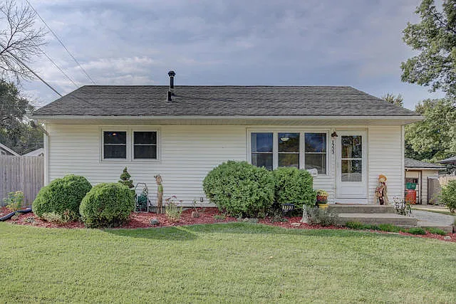 1203 E Fairlawn Dr photo 1