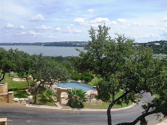 Pool &Lake Travis