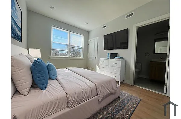 Building Photo - 3860 Brown St #3