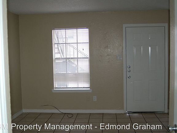 4th image of 310 Kings Way Dr APT B