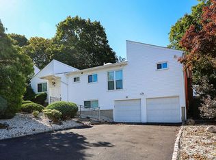 16 Carriage Rd, Great Neck, NY 11024