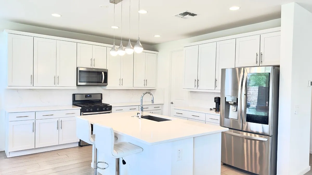 4 bed, 2.5 bath, 2464 sqft, $3,800 — Photo 3
