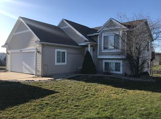 401 Summer Shores Ct SE, Grand Rapids, MI