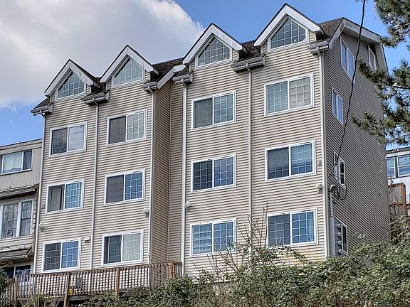 3rd image of 2126 NE 47th St APT B