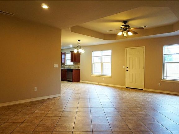 3rd image of 603 E Laura Dr