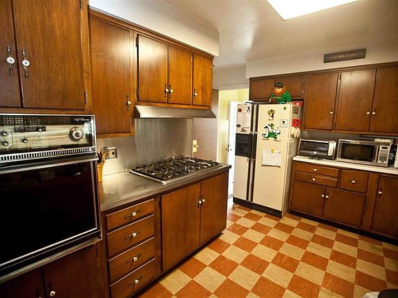 4th image of 630 N Coquillard Dr
