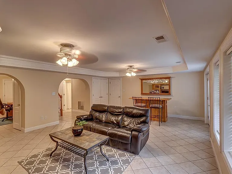 909 Village Green Ave — Photo 27