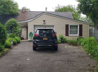 104 Split Cedar Dr, Islandia, NY 11749