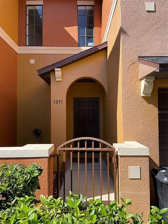3 bed, 2.5 bath, 1630 sqft, $2,100 — Photo 2