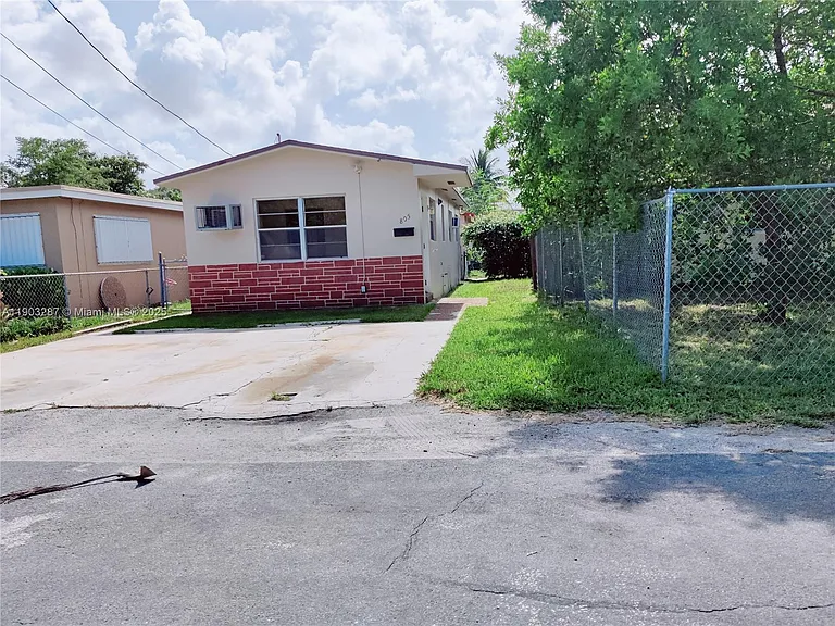 805 NW 3rd Ter — Photo 30
