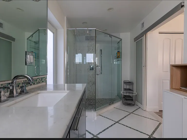 2181 NE 28th Ave — Photo 18