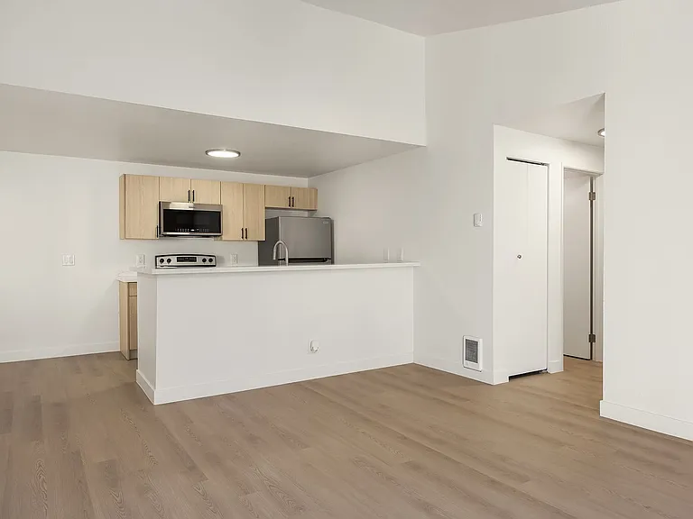 Wellington Place Apartments — Photo 51