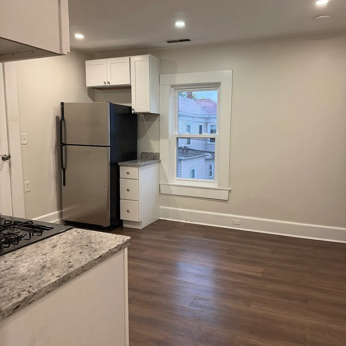 3 bed, 1.0 bath, 947 sqft, $2,400 — Photo 4