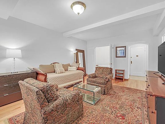 4th image of 333 W 56th St APT 4H