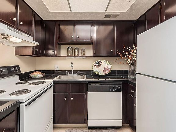 5th image of 6001 Lake Club Ct #E