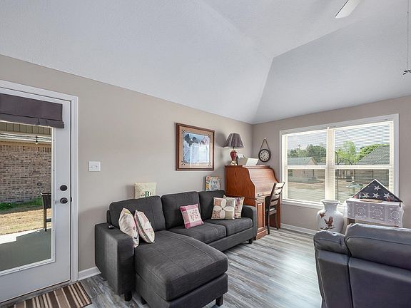 4th image of 28 Harris Dr