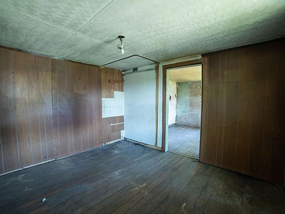4th image of 705 N Barton St