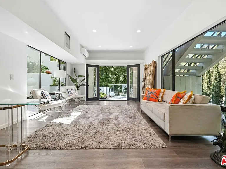 2350 Benedict Canyon Dr — Photo 45