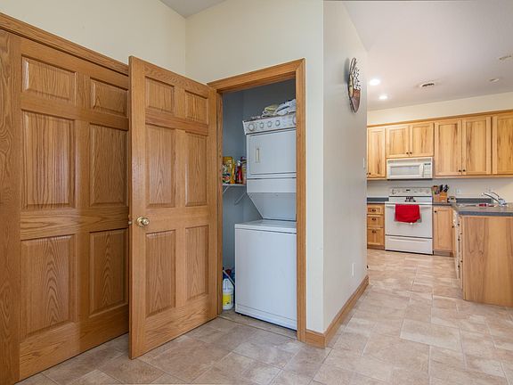 4th image of 348 Hillcrest Dr
