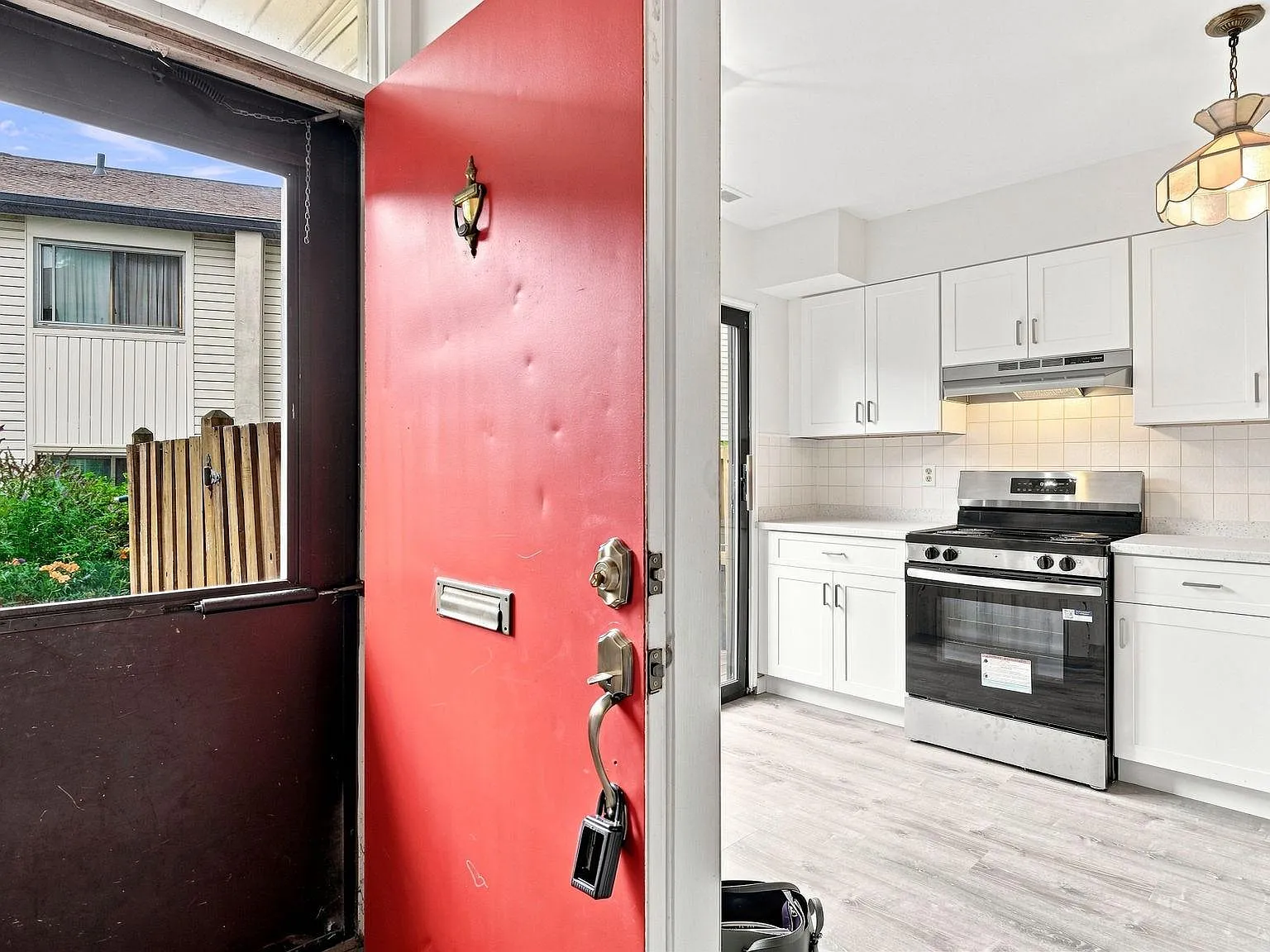 3 bed, 2.5 bath, 1617 sqft, $3,000 — Photo 2