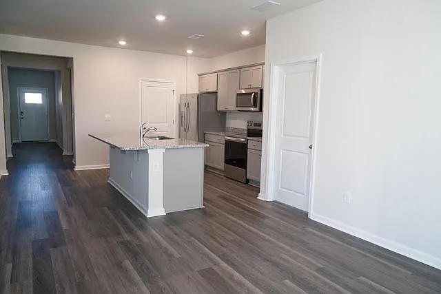 3 bed, 1618 sqft, $1,950 — Photo 4