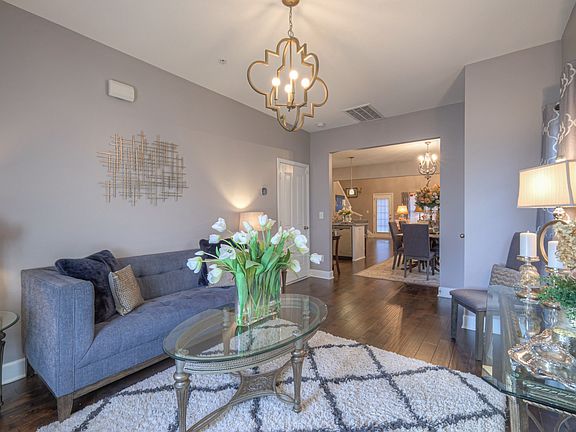 4th image of 1051 Chatsworth Dr