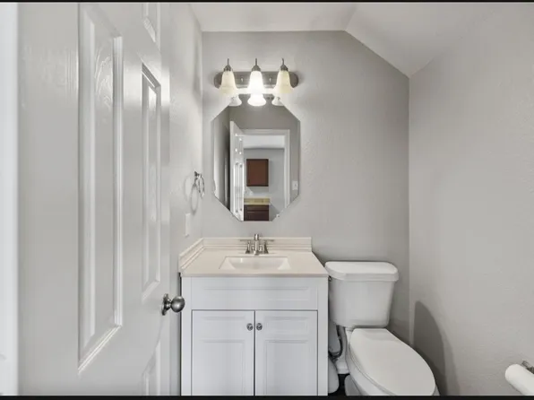 2048 Stagecoach Trl, Heartland, TX 75126