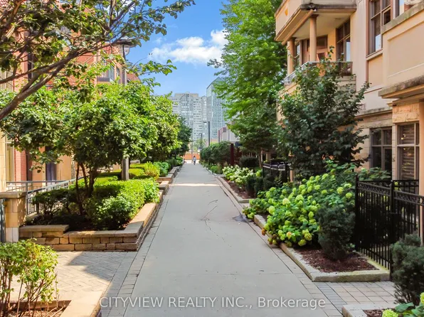 320 City Centre Dr #109, Mississauga, ON L5B 4P8