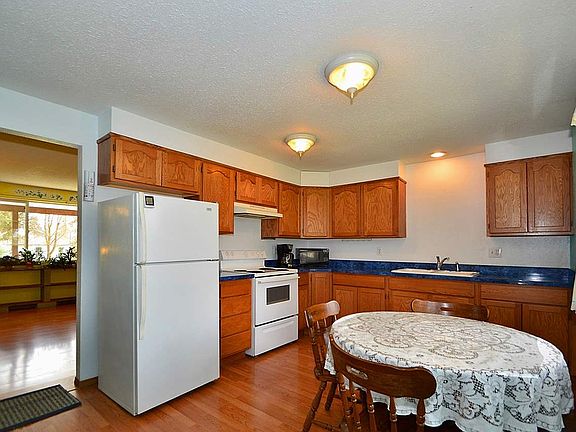 5th image of 607 E B St