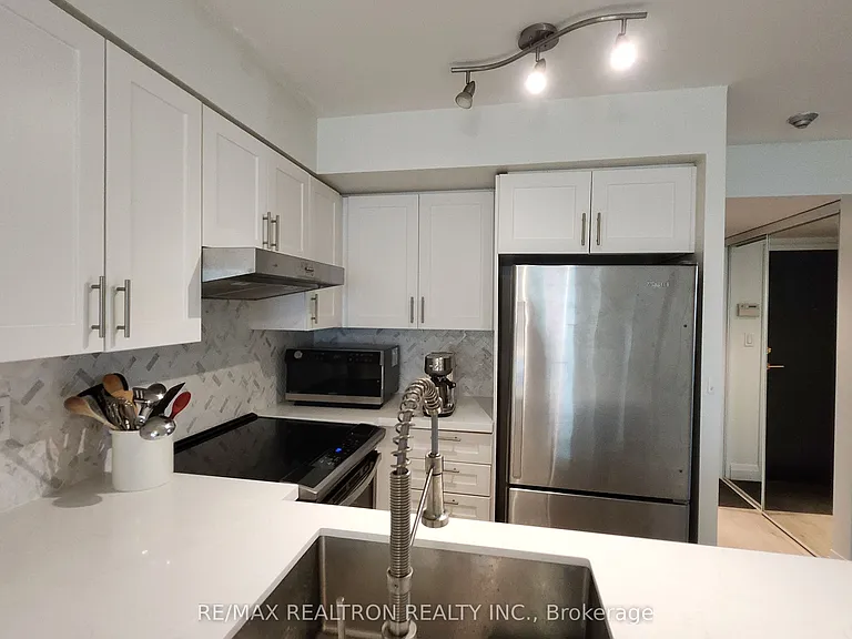 230 King St E #511 — Photo 11